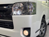 【LEDヘッドライト】悪天候や夜間走行時も良好な視界を確保し安心して運転できる高輝度LEDヘッドライトを装備!点灯速度が早く、消費電力も抑えられています。