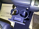 収納式ドリンクホルダーは、運転席からも助手席からも使いやすいです。