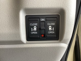 リアドアは乗り降りに便利な両側電動スライドドアです。また運転席に座っていながらスイッチ操作で自在にスライドドアを開け閉めできます。