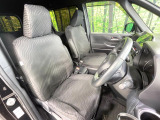 運転席まわりには十分なスペースがあり、大柄な方でもゆったり運転していただける環境です。
