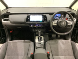 車内は光触媒抗菌消臭施工済です。インパネ周りはスタイリッシュなデザインで機能や装備も充実しています。グローブボックスやカップホルダーのほかにトレーなどたくさんの収納スペースが付いています。