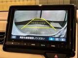 リバースギアに入れるだけで後方の表示へ切り替わります。夜間や雨の日の駐車も楽になりますよ。