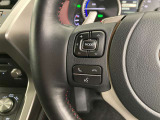 運転中、オーディオの操作をしてて、ハッとしたことはありませんか?ステアリングスイッチは、運転中でもハンドルでオーディオの操作が可能です。安全なドライブをサポートします。
