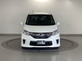 【HID】ディスチャージヘッドライトが装備されています。夜間走行時や雨の日に明るく安全に前方を照らすことが出来ます。対向車からも見えやすいので相手に接近を知らせることも出来ます。