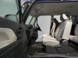 【くつろげるフロントシート】ベンチシートで運転席と助手席間の移動もスムーズに行えます。手でよく触れるシート部分は綺麗に清掃しており、気持ちよくお使いいただけます。