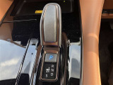 無段変速が魅力のCVT車です。発進から加速までアクセルを一定にして走ることで滑らかに走ります。車内も静かで振動もごくわずか!!CVT車もATの一種なので、もちろんAT限定免許で運転OKです!
