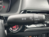【オートライト(AUTO)】外の明るさをシステムが感知して、自動でヘッドライトが点灯します。ヘッドライトをつけ忘れを防ぐ便利機能です。