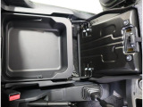 助手席シートアンダーボックスは小物や靴を収納するのに便利です。