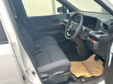 運転席まわりです。実際に座ってみて、乗り心地を体験してみてください。