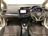 車内は光触媒抗菌消臭施工済です。インパネ周りはスタイリッシュなデザインで機能や装備も充実しています。グローブボックスやカップホルダーのほかにトレーなどたくさんの収納スペースが付いています。