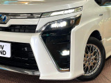 【LEDヘッドライト】悪天候や夜間走行時も良好な視界を確保し安心して運転できる高輝度LEDヘッドライトを装備!点灯速度が早く、消費電力も抑えられています。