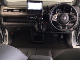 車内は光触媒抗菌消臭施工済です。インパネ周りはスタイリッシュなデザインで機能や装備も充実しています。グローブボックスやカップホルダーのほかにトレーなどたくさんの収納スペースが付いています。