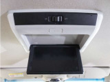 【リア席モニター】ナビゲーションと組み合わせることで、走行中でも後席ではテレビやDVDを楽しめます。