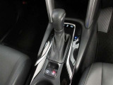 ブレーキホールドで、信号待ちや渋滞など停車中のドライバーの負担を軽減!