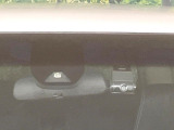 【ホンダセンシング】走行中に前方の車両等を認識し、衝突しそうな時は警報とブレーキで衝突回避と被害軽減をアシスト。より安全にドライブをお楽しみいただけます。