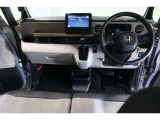 ドライバーを包み込むように、ディスプレーやスイッチ、コンソールを配置。座った瞬間から運転への期待が!空間そのものの心地よさにこだわっています。
