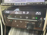 【左右独立型フルオートエアコン】運転席と助手席でそれぞれお好みの温度に設定可能。同乗者にも配慮した、快適な空調をお届け致します。