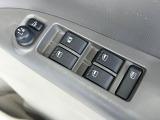 【電動格納ミラー】サイドミラーは電動格納式となっており、狭い駐車場でもキズがつくリスクを抑えられます。