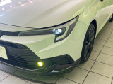 【LEDヘッドライト】悪天候や夜間走行時も良好な視界を確保し安心して運転できる高輝度LEDヘッドライトを装備!点灯速度が早く、消費電力も抑えられています。