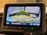 リバースギアに入れるだけで後方の表示へ切り替わります。夜間や雨の日の駐車も楽になりますよ。