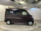 運転席側は手動のスライドドアとなってます。乗り降りや荷物の出し入れが楽になり便利です。