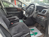 フロントシートのお写真です。 広い足元と、ゆったり座れるシートは長時間の運転でも疲れにくくなっております♪