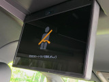 【13.2型有機ELフリップダウン】三列目からでも迫力のエンタメが観れる大画面フリップダウン。有機ELのモニターでは、一般的なフリップダウンよりも高コントラストでキレイな映像を楽しめます。