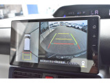 リヤカメラ付きなので、シフトレバーをリバースにすると連動してカメラ映像に切り替わります。パノラミックビューモニター付きで上からの画像も表示できます