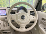 インテリアに合わせたデザインのステアリングは、運転される方のことも考え、運転しやすい形状、大きさです。是非一度、実際に触ってお確かめください。