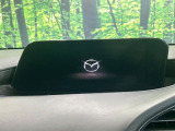 【8.8インチマツダコネクト】車内の雰囲気にマッチした大型のディスプレイ。スマホ接続でのナビ使用やBluetooth再生等、様々な機能が楽しめます。直感的なダイヤル操作が可能で、使い勝手も良好です。