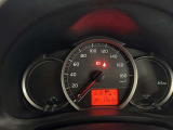 視認性に優れたメーターを採用しており、走行中でも車速や情報が分かりやすく表示されます。運転時の視線移動をむりのない範囲に抑え、快適で安心感のあるドライブをサポートします。