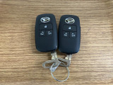 【スマートキー】 スマートキーを携帯していれば、ドアハンドルのボタンを押してロックの解除ができ、パワースライドドアもワンタッチで開閉できます。