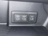 充電用USB端子付き。スマートフォンなどの充電に便利です。