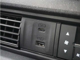 ◆USB接続端子◆スマホやiPodなどを接続して、いつもの音楽を車内でもお楽しみいただけます♪