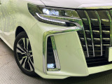 【LEDヘッドライト】悪天候や夜間走行時も良好な視界を確保し安心して運転できる高輝度LEDヘッドライトを装備!点灯速度が早く、消費電力も抑えられています。