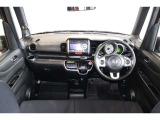 操作性に優れた運転席となります!小物入れや各ボタンの配置にこだわり、使いやすいです!座り心地もよく視認性も良好なのでロングドライブもお任せ下さい!