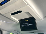 【後席モニター】家族や友人とお出かけする機会が多い方に大人気の後席モニターを装備!見やすい位置に画面がありテレビやDVDの視聴も快適!友達もお子様も、後席にしか乗らなくなるかも??
