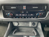 デュアルエアコンです。j助手席と運転席の風の温度が変えられます。前席シートヒーター・ステアリングヒーターの切替えスイッチも装備されています。