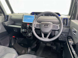 運転席まわりです。 各操作スイッチは使いやすい位置に配置されてます。