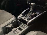 シンプルでとても使いやすいフロアシフトに、パーキングブレーキは、電子制御パーキングブレーキです。