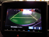 バックカメラの画像です。ガイドラインがスムースな車庫入れをサポートいたします。車庫入れの安心感がアップしますね。