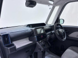 ダイハツのお店では、ダイハツ車を知り尽くしたプロフェッショナルが、専用の診断機器を使って各システムを点検しております。