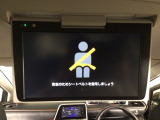 【後席用プルダウンモニター】後ろに乗車している人を飽きさせません♪ テレビやDVDビデオを見ながら楽しいドライブを♪使わない時は格納できますので、ジャマになる事もありません♪