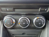 運転席&助手席シートヒーター。冬場は暖房よりも早くシートが暖まり始めるのでとても快適です。