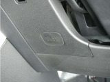 ◆運転席用&助手席用SRSニーエアバッグシステム◆衝突時、前席の膝前で展開し、下肢への衝撃を低減するとともに、身体全体の前方移動を抑制、乗員保護性能の向上に寄与します。