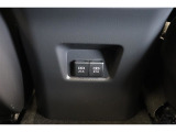 後部席へ乗車して携帯電話などを充電する時に前から配線を伸ばすとごちゃごちゃして邪魔になりがちですよね。そんな煩わしさを解消する後席側USBポート☆