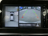 ギアを『R』に入れるとナビ画面に、まるで雲の上から覗いているような映像が映り、駐車をサポートしてくれます。