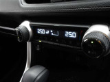 車内の温度管理に便利なオートエアコン☆