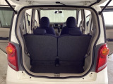 開口部も広く荷物の積み下ろしもしやすいお車となっております。シートの背もたれは5:5の割合で分割して可倒できるので、長いお荷物などを載せることもできます。