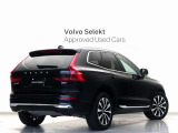 伝統の縦型テールライトは、より流麗なスタイリングへと変化しても、遠くから一目で分かるボルボのデザインアイコンです。緊急制動時にはプレーキランプが高速で点滅、後続車からの追突被害事故を未然に防ぎます。